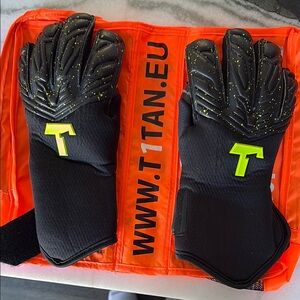 LIKE NEW T1TAN KIDS SOCCER/FOOTBALL GOALIE GLOVES - ALIEN 2.0 GALAXY JUNIOR